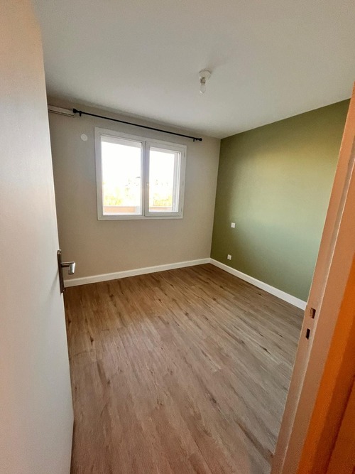 Pièce neuve repeinte en blanc et vert